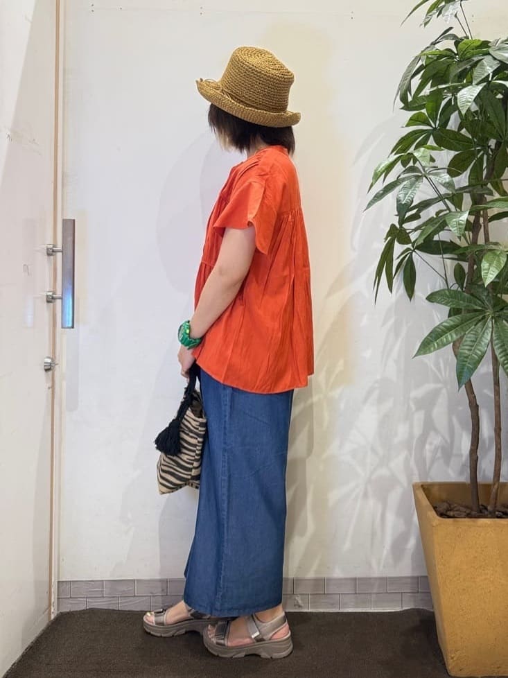 misakiさんの「SHOO･LA･RUE｜【洗える/S-LL/ひんやり】金ボタンがアクセント　大人のデニムガウチョパンツ」を使ったコーディネート