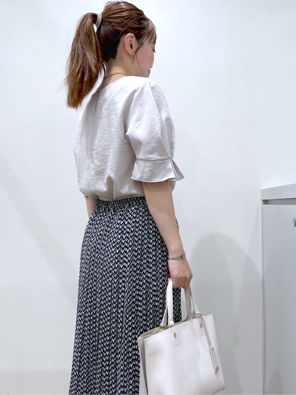 Junさんの「index｜《8色展開／XS-LLサイズ》タックパフスリーブブラウス【洗濯機洗い可／吸水速乾／防シワ／抗ピル】」を使ったコーディネート