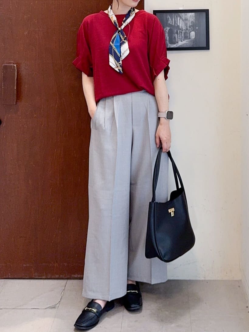 𝐇𝐢𝐫𝐨𝐦𝐢さんの「SHOO･LA･RUE｜【洗える】お袖のタックがアクセント インせず着られる さらさらドルマントップス」を使ったコーディネート