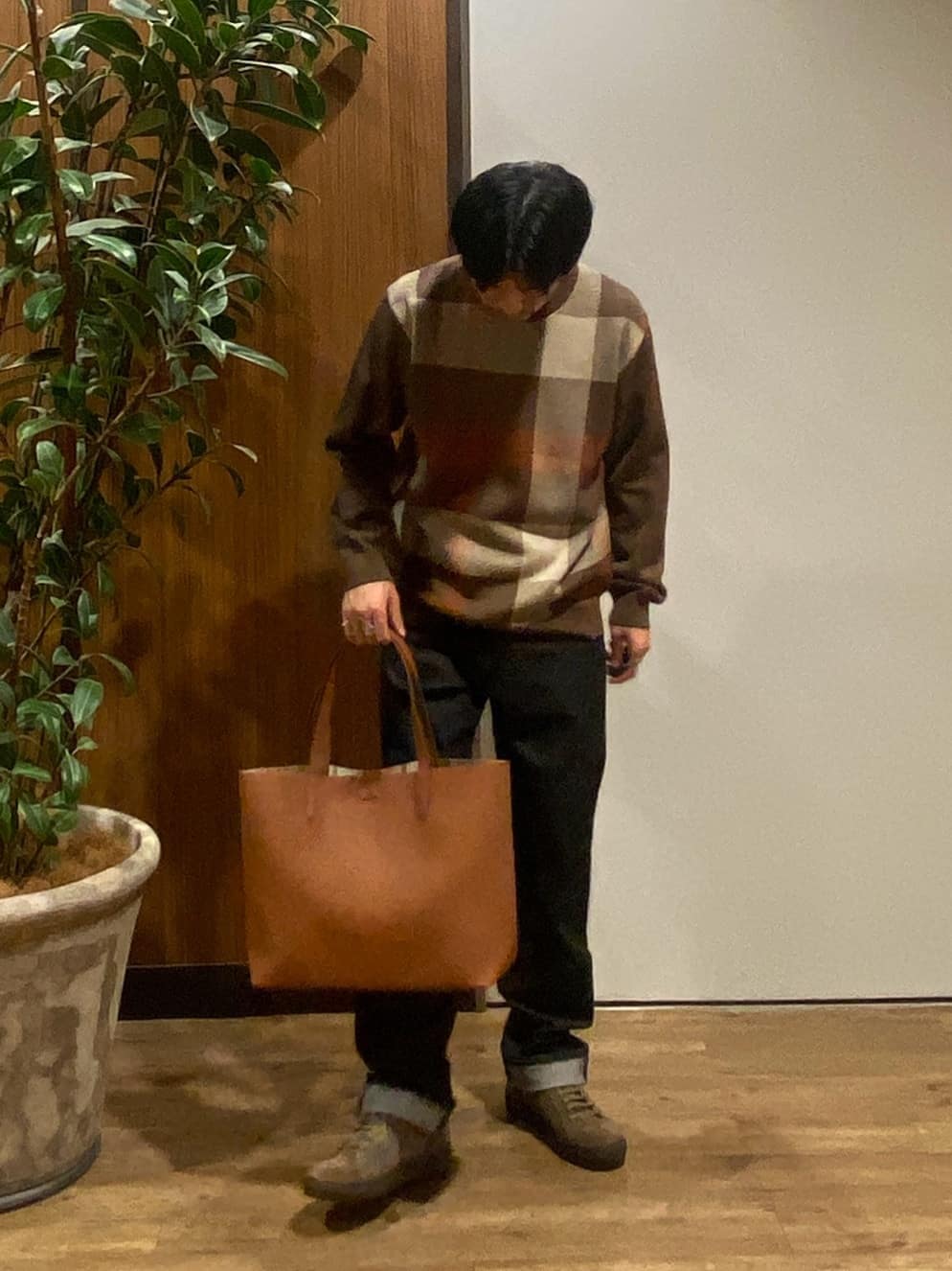 石井友也さんの「TAKEO KIKUCHI｜【Made in JAPAN】ビッグチェック＆スライドパズル柄 ニット」を使ったコーディネート