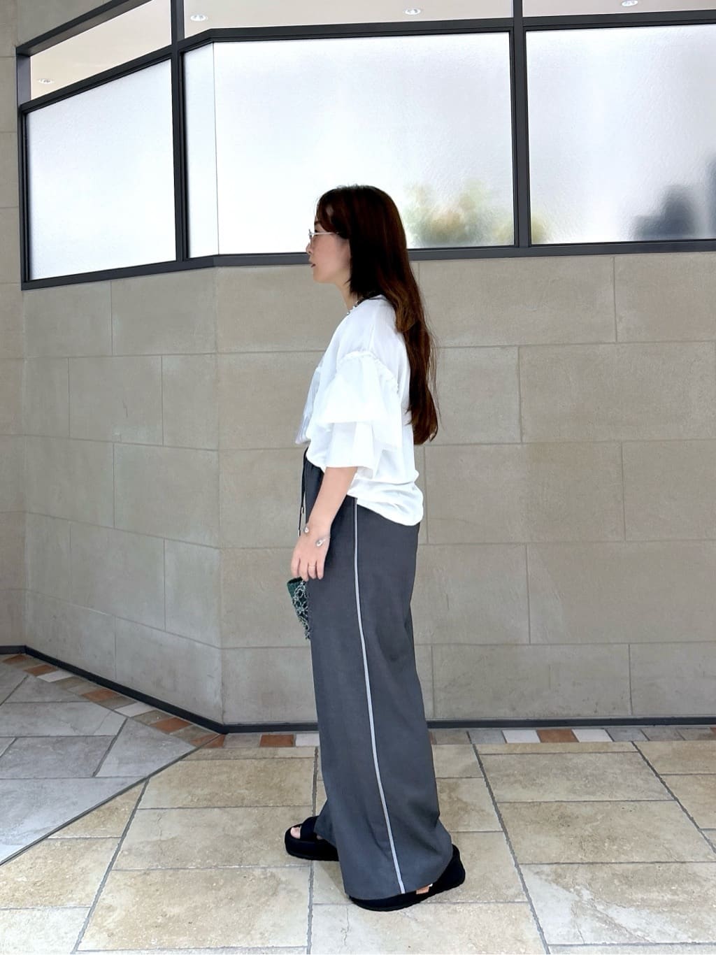 よねさんの「INDIVI｜【セットアップ可能】サキソニーサイドラインパンツ」を使ったコーディネート