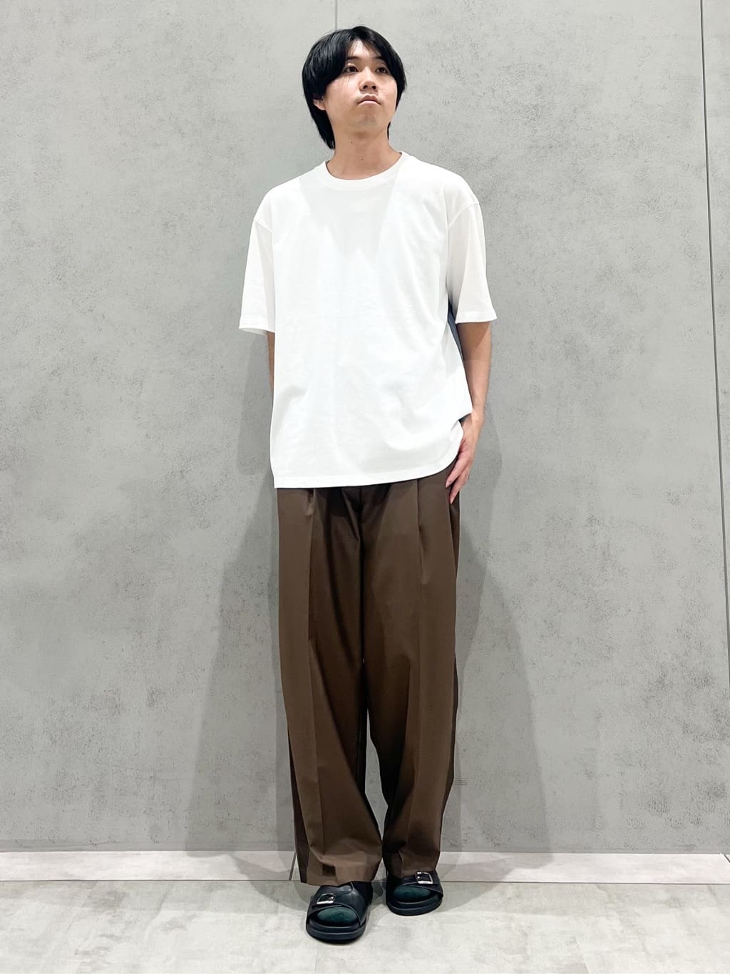 SHI-MAさんの「THE SHOP TK｜エシカルブロード切替Tシャツ 洗濯機OK」を使ったコーディネート
