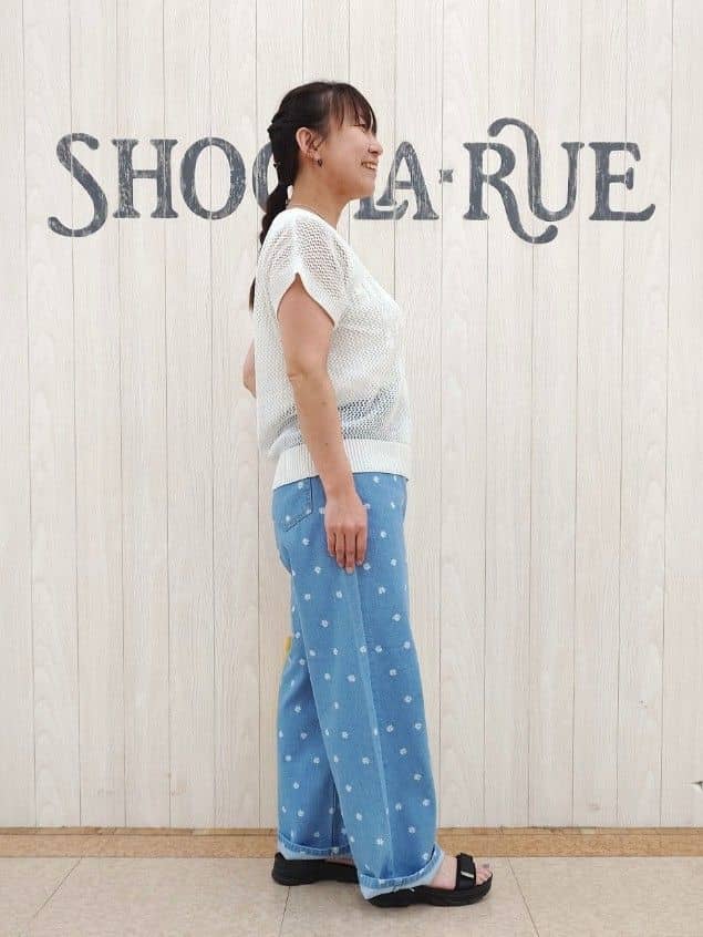 とろろさんの「SHOO･LA･RUE｜【2点セット/S-LL】キラリと光るラメがポイント メッシュロゴニット+タンクトップ」を使ったコーディネート