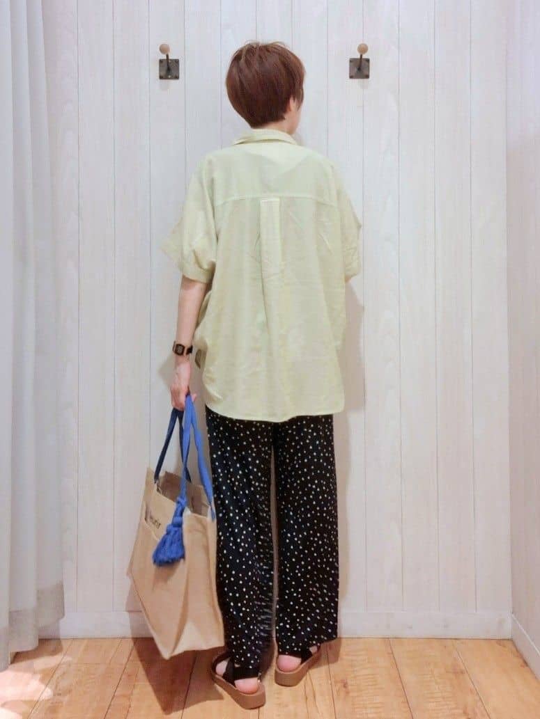 Ribさんの「SHOO･LA･RUE｜【S-LL/UV/接触冷感/抗菌防臭】体型を自然にカバー フレンチリネンブレンド襟付ドルマンシャツ」を使ったコーディネート