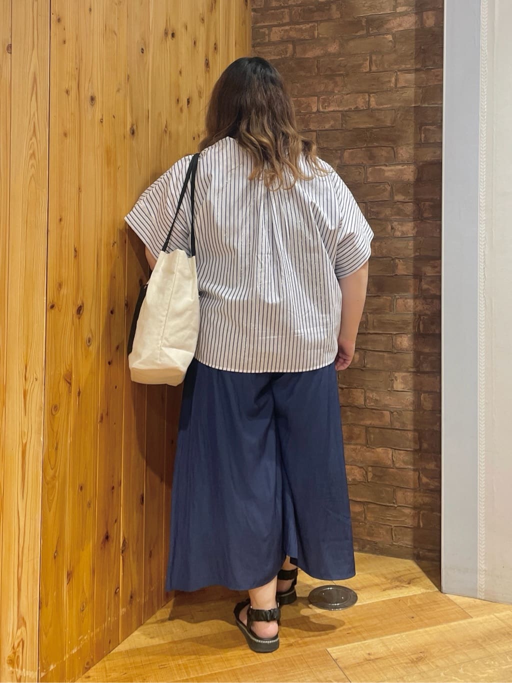 Risaさんの「SHOO･LA･RUE｜【S-LL/裏地ひんやり】スカート見えで上品に マットサテンスカーチョ」を使ったコーディネート