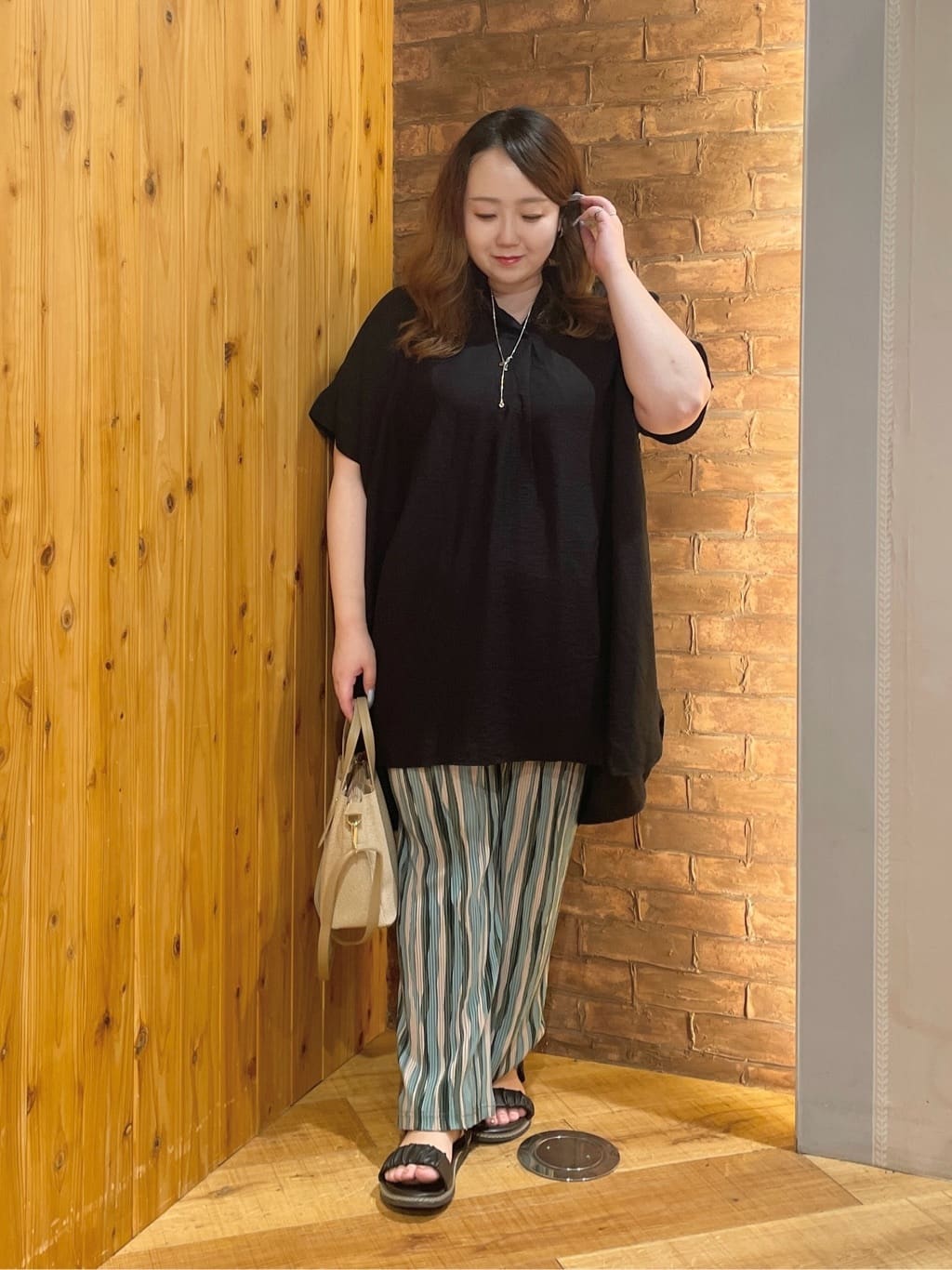 Risaさんの「SHOO･LA･RUE｜【洗濯機可/柄が選べる】さらさら楽ちん プリーツ ワイドパンツ」を使ったコーディネート