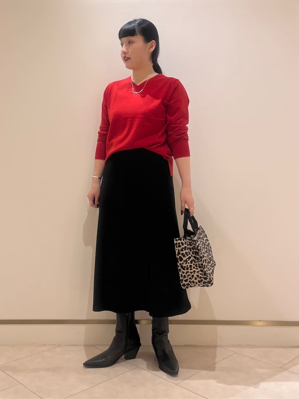 hasuさんの「INDIVI｜【洗える／毛玉になりにくい】エクストラファインウール Vネックニット」を使ったコーディネート