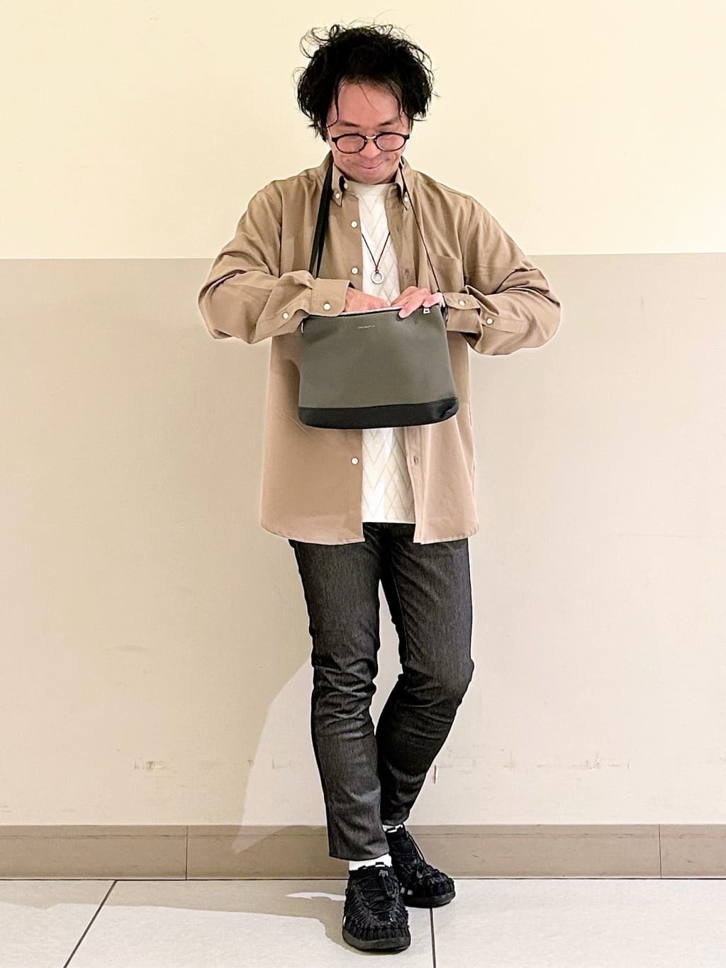 KENJI Iさんの「THE SHOP TK｜スムースファイバー長袖シャツ 【吸水速乾/UVカット/軽量/イージーケア】」を使ったコーディネート