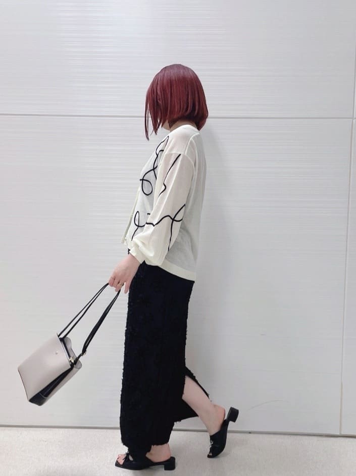 みちるさんの「SHOO･LA･RUE｜ニュアンスデザインがこなれ見え 刺繍デザイン シアーカーディガン」を使ったコーディネート