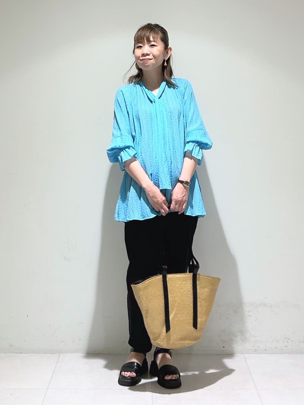 tsuyuさんの「INDIVI｜【洗える／シャーリング素材】ボリューム袖エアリーブラウス」を使ったコーディネート