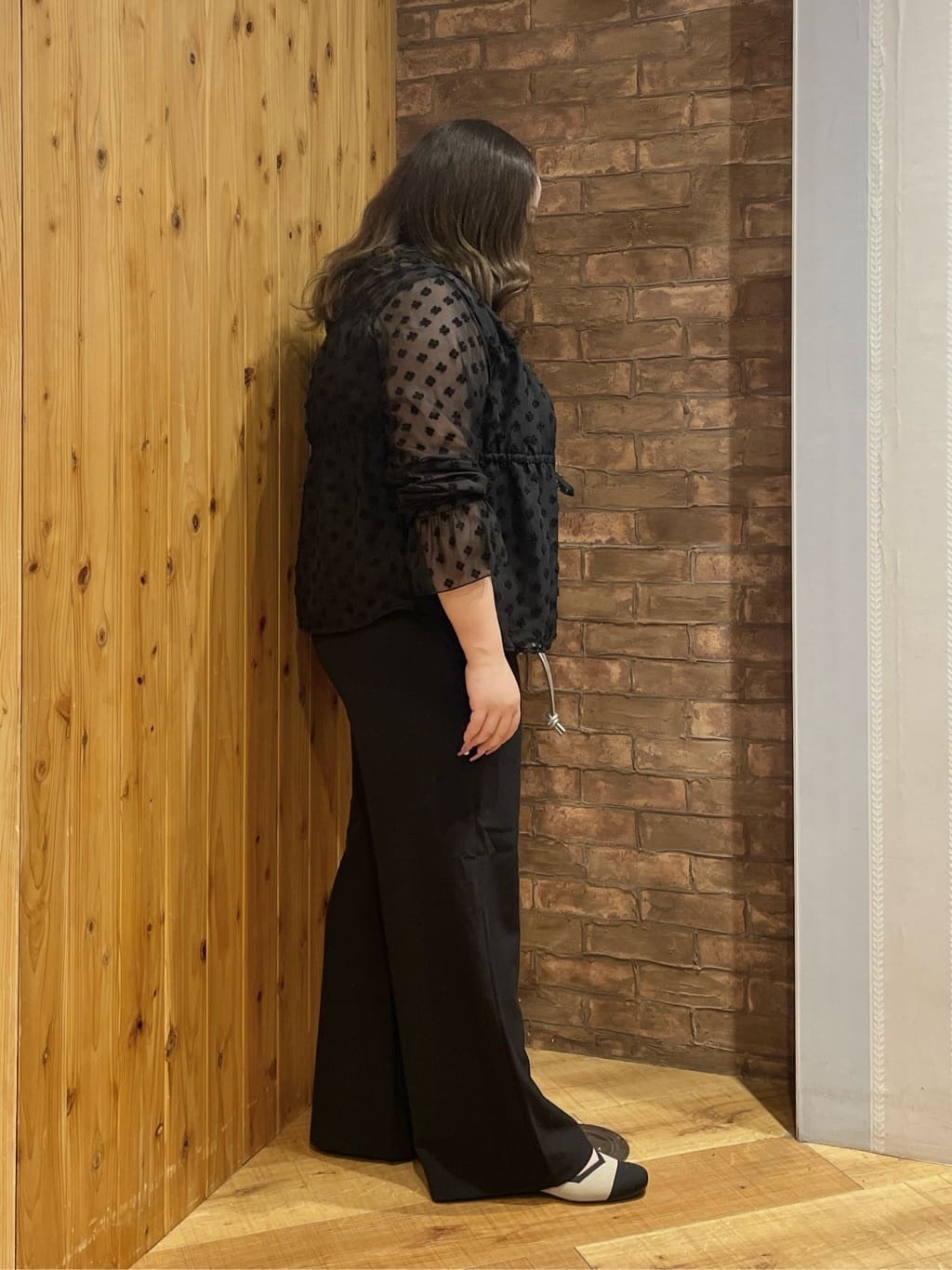 Risaさんの「SHOO･LA･RUE｜華やかにさをプラスする シアードビー シャーリングブラウス」を使ったコーディネート