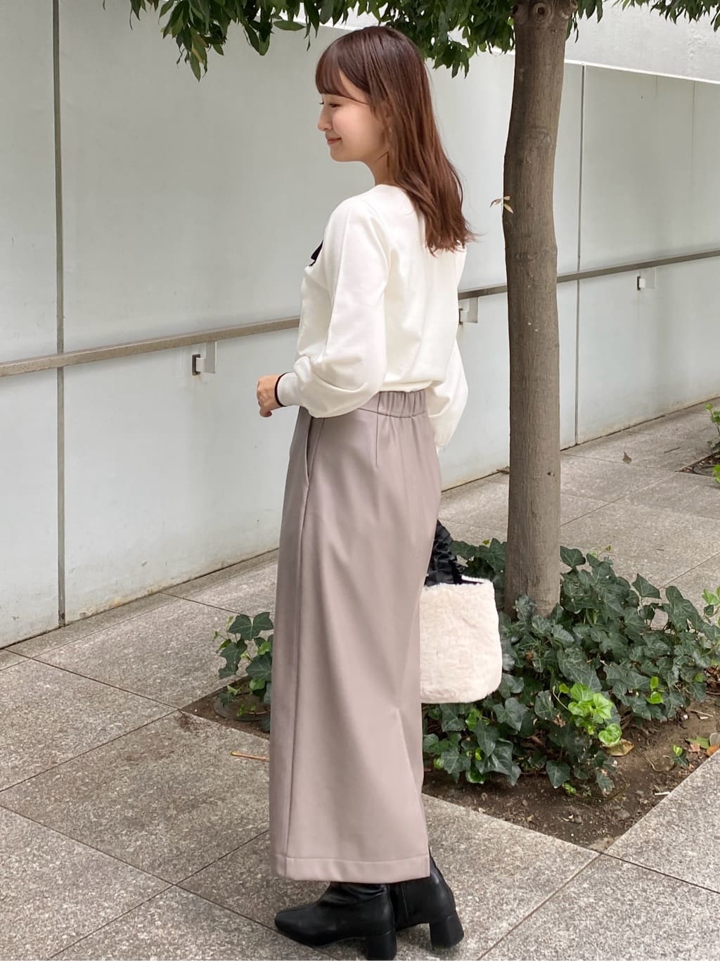 みさかさんの「index｜レザー調ストレッチAラインロングスカート【洗える】」を使ったコーディネート