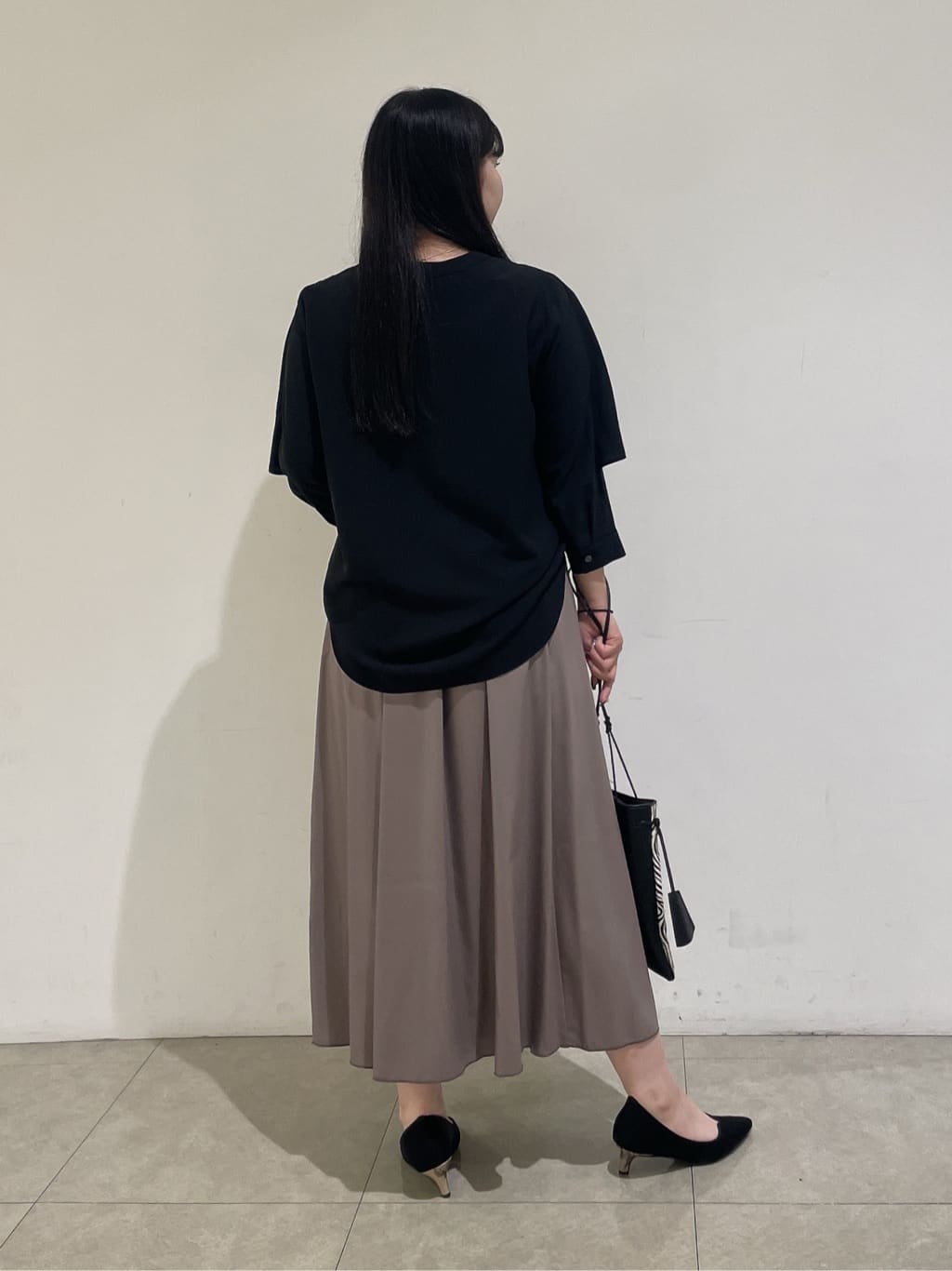 emikaさんの「INDIVI｜【羽織りとしても活躍！】ケープカラーブラウス」を使ったコーディネート