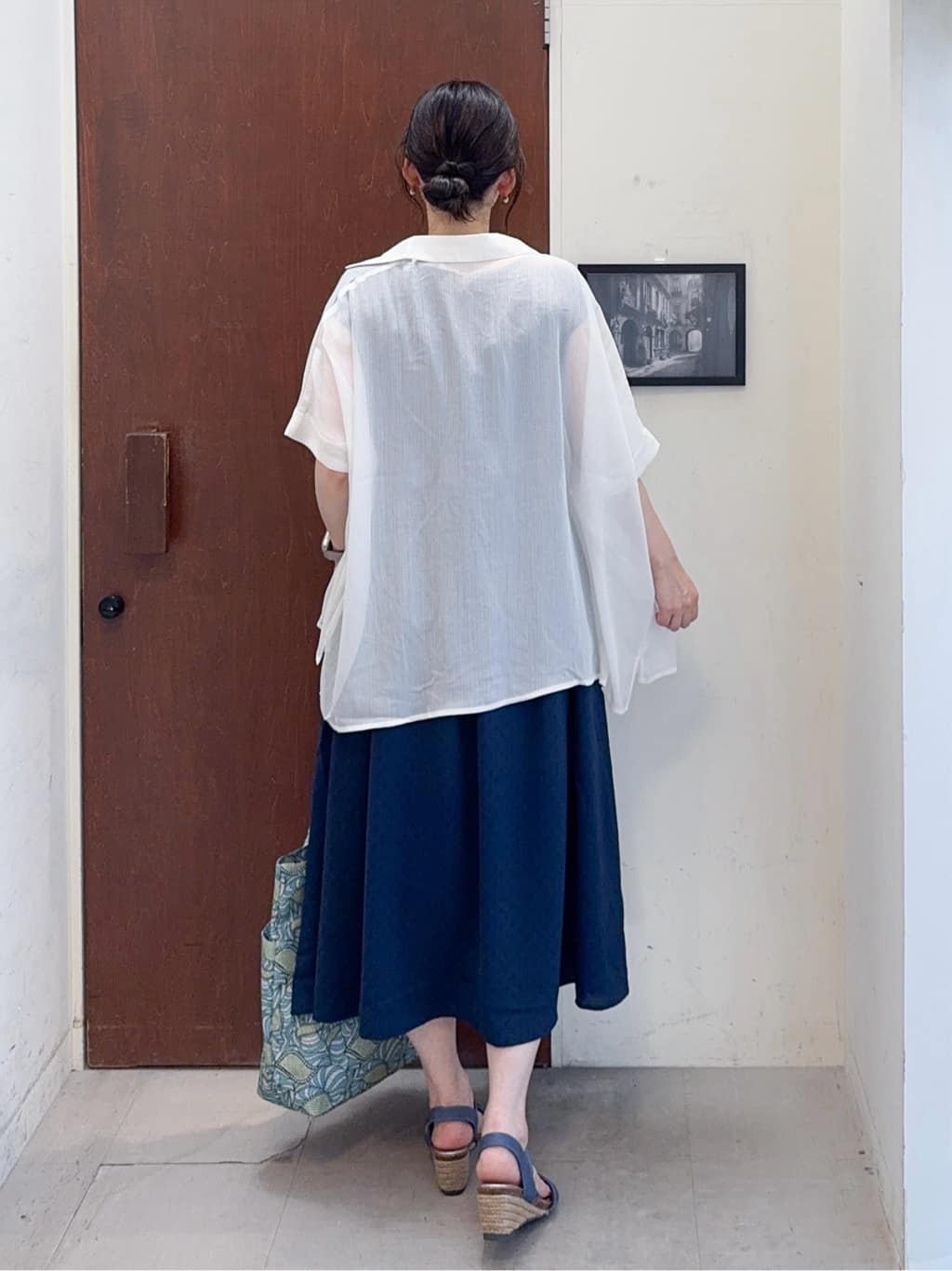 𝐇𝐢𝐫𝐨𝐦𝐢さんの「SHOO･LA･RUE｜大人のシアー感 ラメが華やかな楊柳ポンチョシャツ」を使ったコーディネート