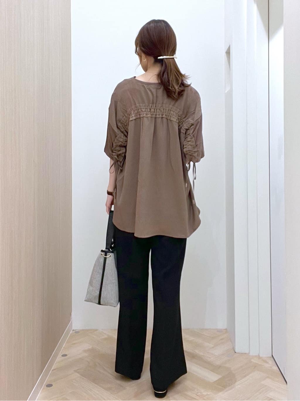  おまつさんの「grove｜後ろ姿で魅せる　バックドロストシャーリングTシャツ」を使ったコーディネート
