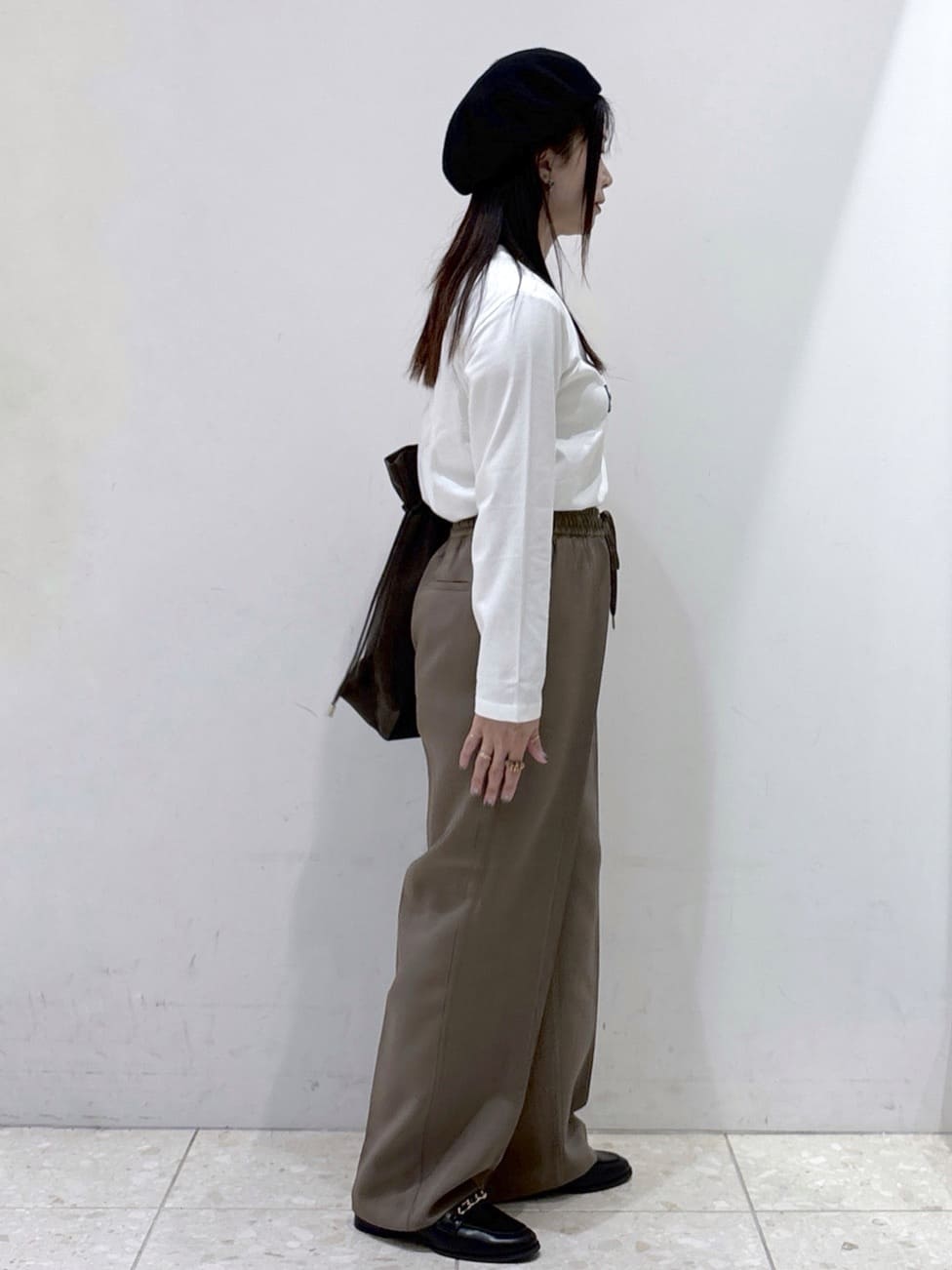 mameさんの「OPAQUE.CLIP｜ロングロゴTシャツ【洗濯機OK】」を使ったコーディネート