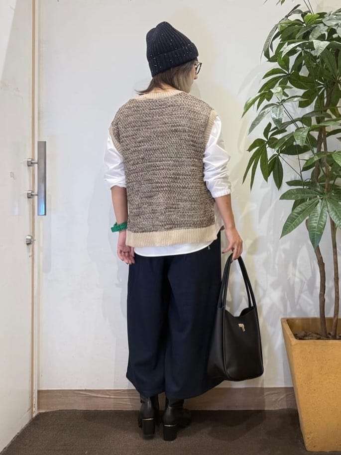 misakiさんの「SHOO･LA･RUE｜【2点セット/S-LL】着回しいろいろ 編み柄ベスト&times;ブラウス」を使ったコーディネート