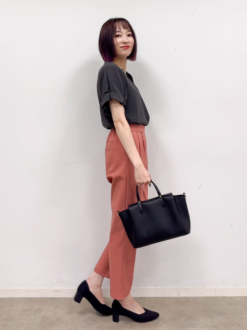 𝐜𝐡𝐢𝐤𝐚さんの「SHOO･LA･RUE｜【S-LL/セットアップ可/ひんやり】きちんと見えで上品 お袖タック スキッパーブラウス」を使ったコーディネート