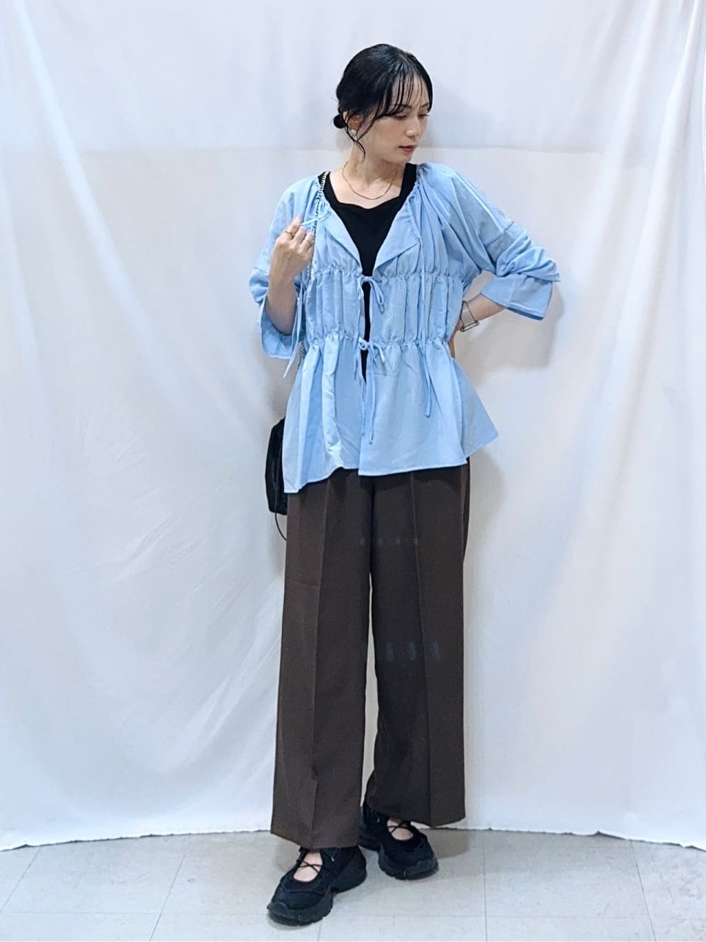 𝐇𝐢𝐫𝐨𝐦𝐢さんの「SHOO･LA･RUE｜シャーリングデザインブラウス」を使ったコーディネート