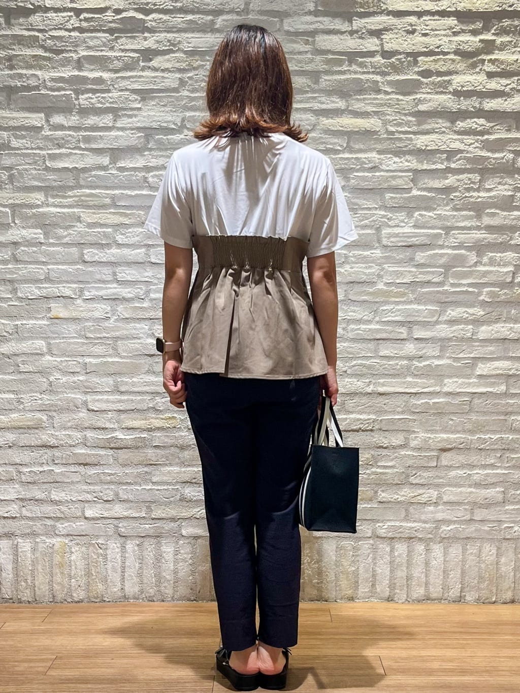 さくらさんの「OPAQUE.CLIP｜麻混ハイストレッチイージースティックパンツ【洗濯機洗い可】」を使ったコーディネート
