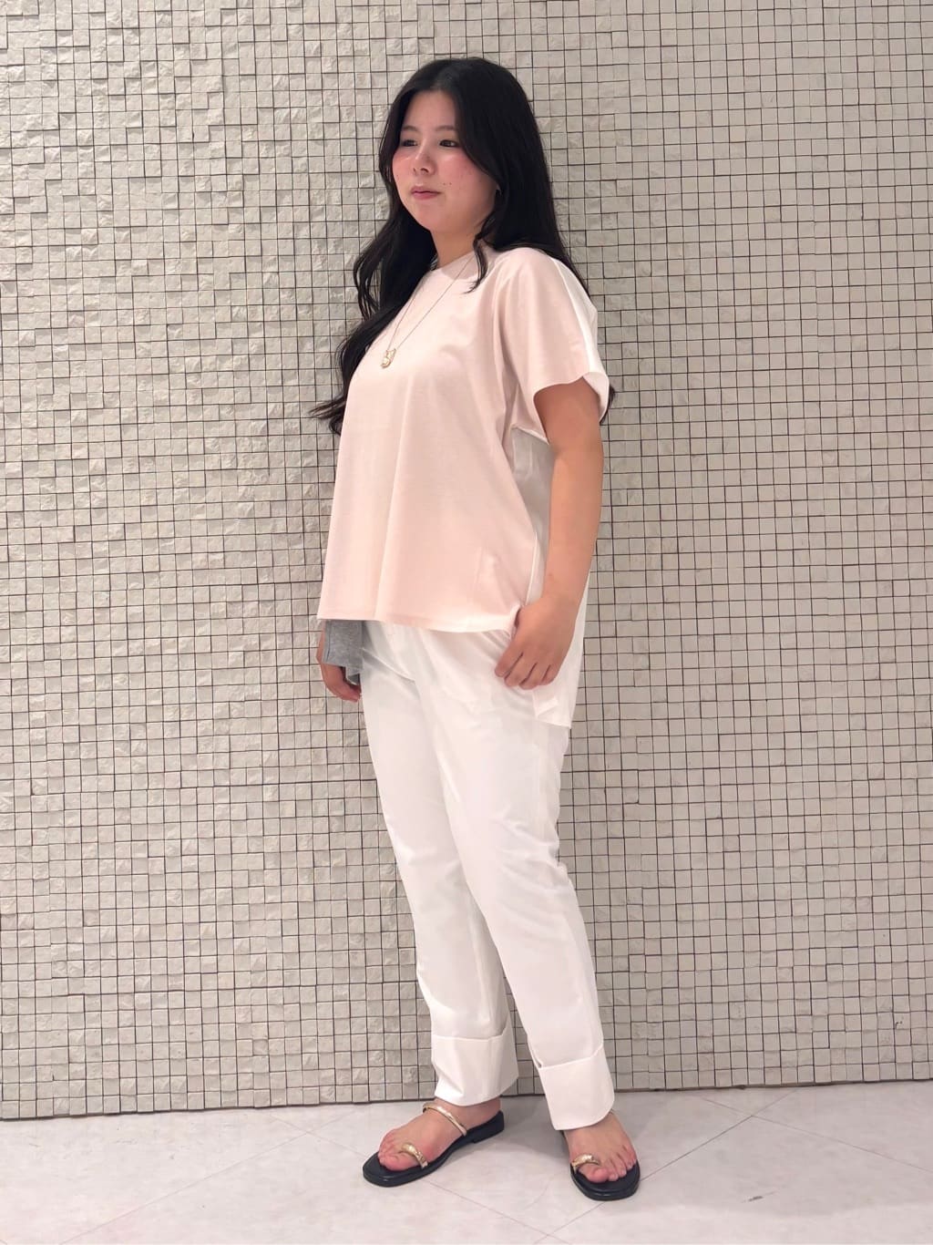 MEGUMIさんの「INDIVI｜【洗える／汗ジミ防止】バイカラー＆アシメヘム Tシャツ」を使ったコーディネート