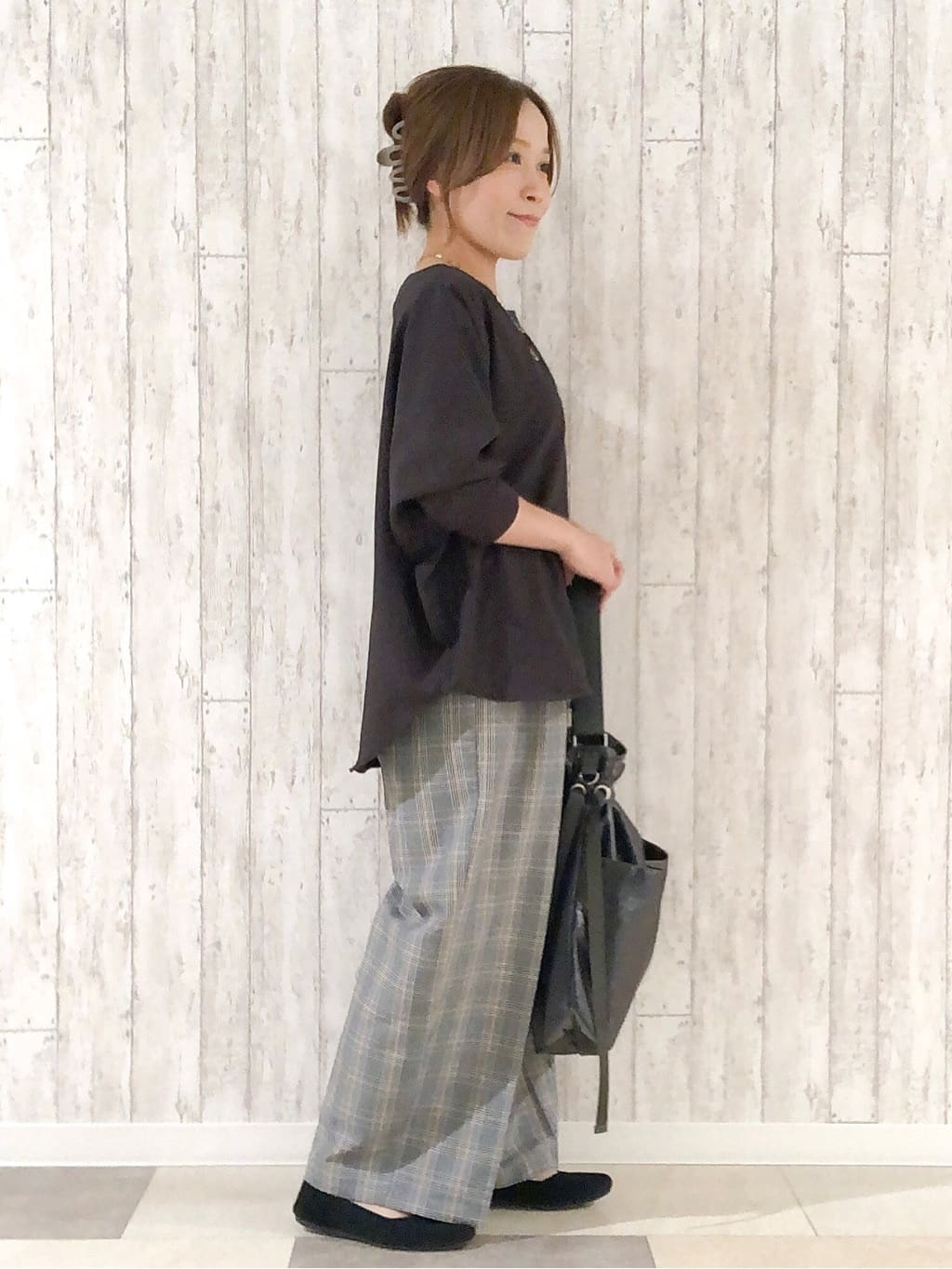 オリえもんさんの「SHOO･LA･RUE｜【洗濯機可/S-LL】すっきり上品きれい見え タックワイドパンツ」を使ったコーディネート
