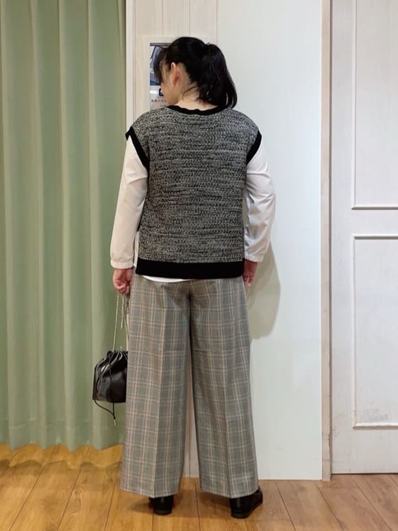 ke-yさんの「SHOO･LA･RUE｜【2点セット/S-LL】着回しいろいろ 編み柄ベスト&times;ブラウス」を使ったコーディネート