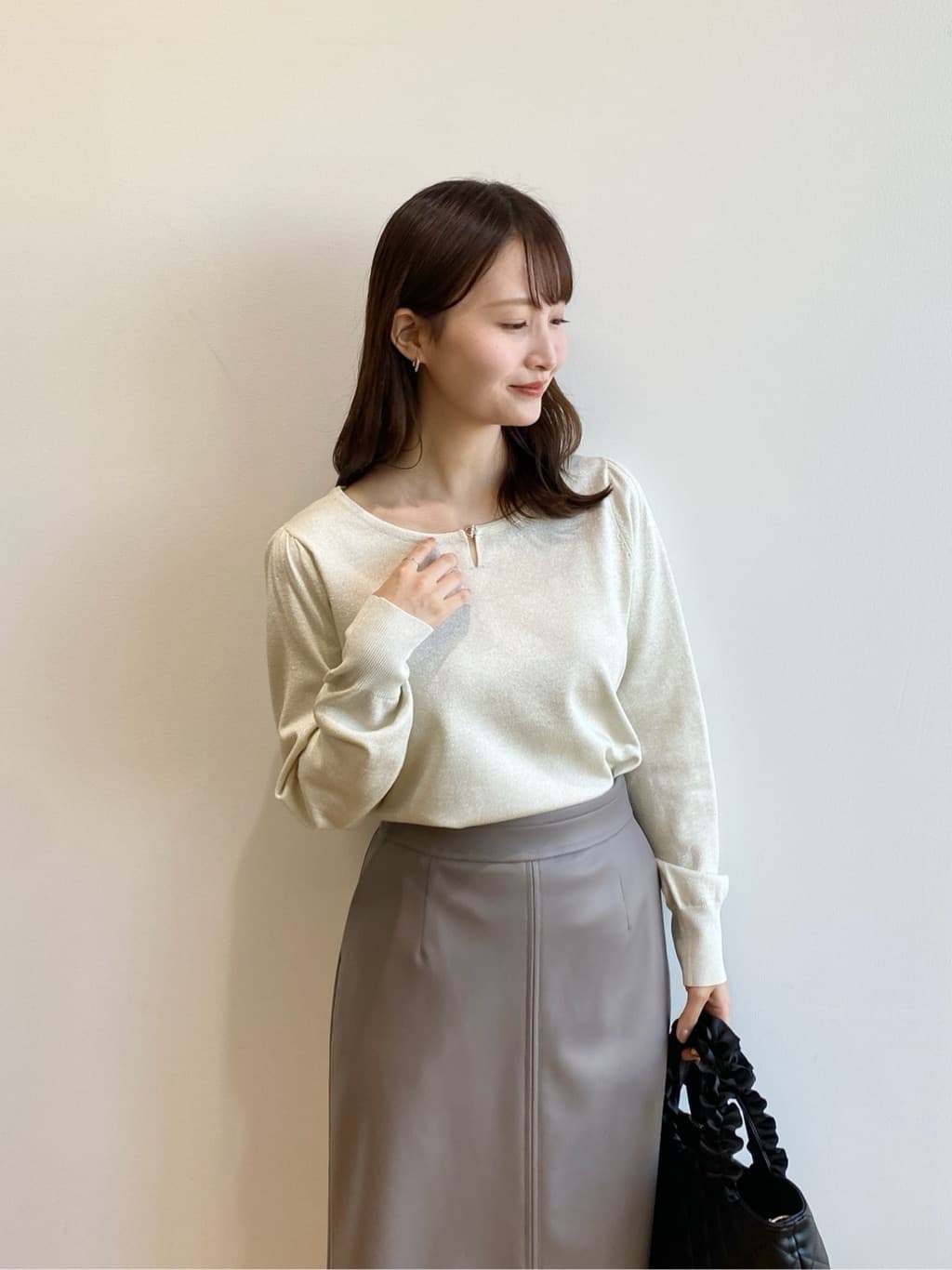 みさかさんの「index｜パール調パーツ付きクルーネックニット【洗濯機OK】《8col／XS～3L》」を使ったコーディネート