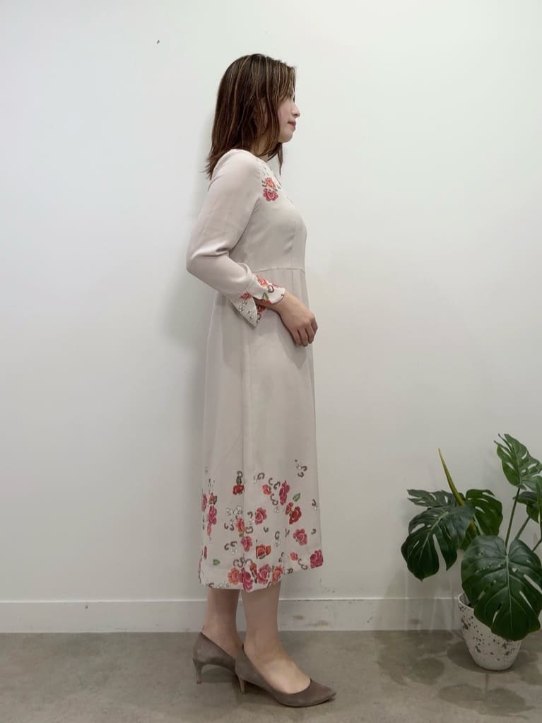Suma Una本部スタッフさんの「SunaUna｜【co creation and yours／SS～L】花柄パネルワンピース」を使ったコーディネート