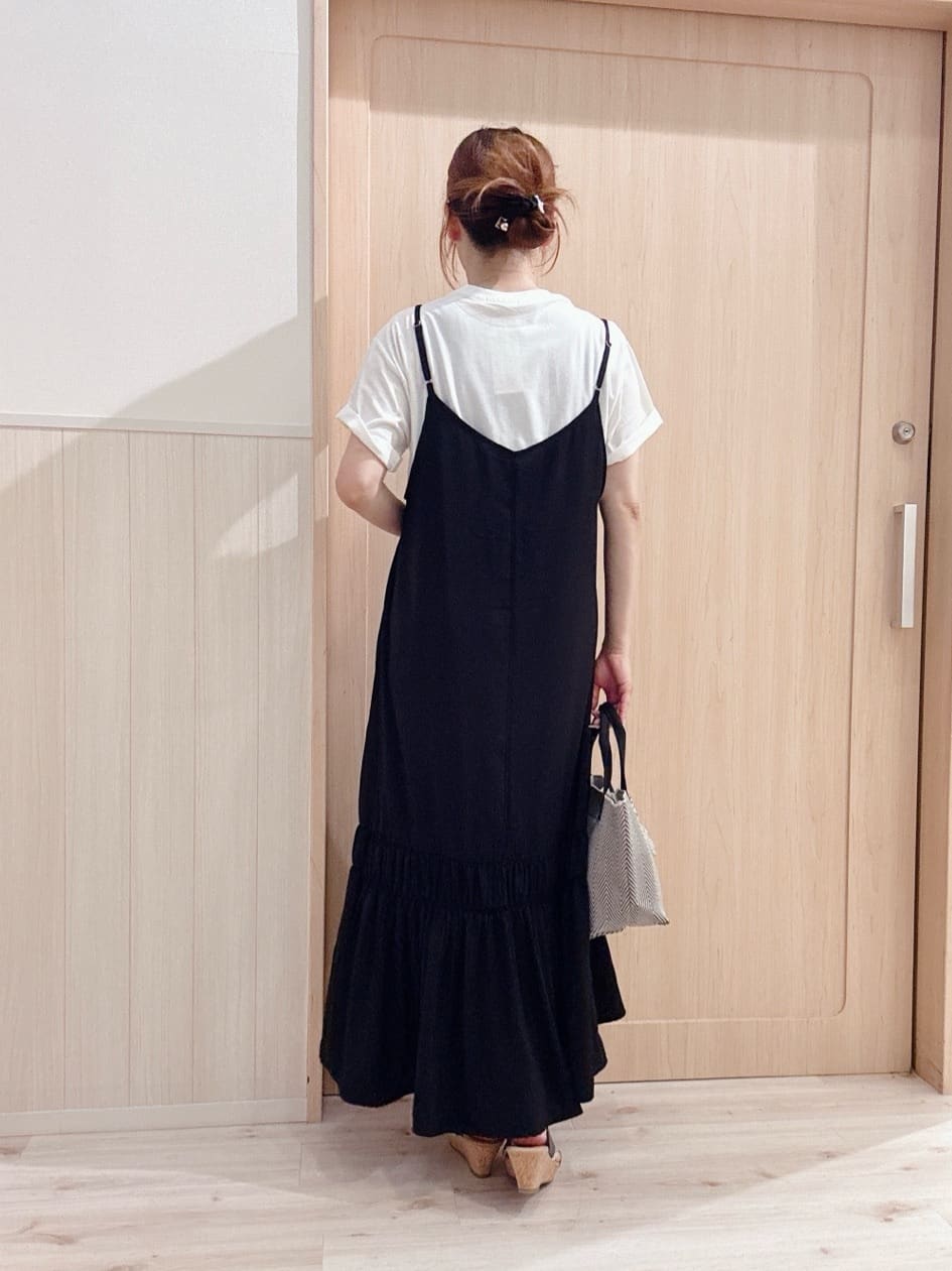 モカさんの「SHOO･LA･RUE｜【ひんやり】シャーリングがアクセントに 大人のデザインキャミワンピース」を使ったコーディネート