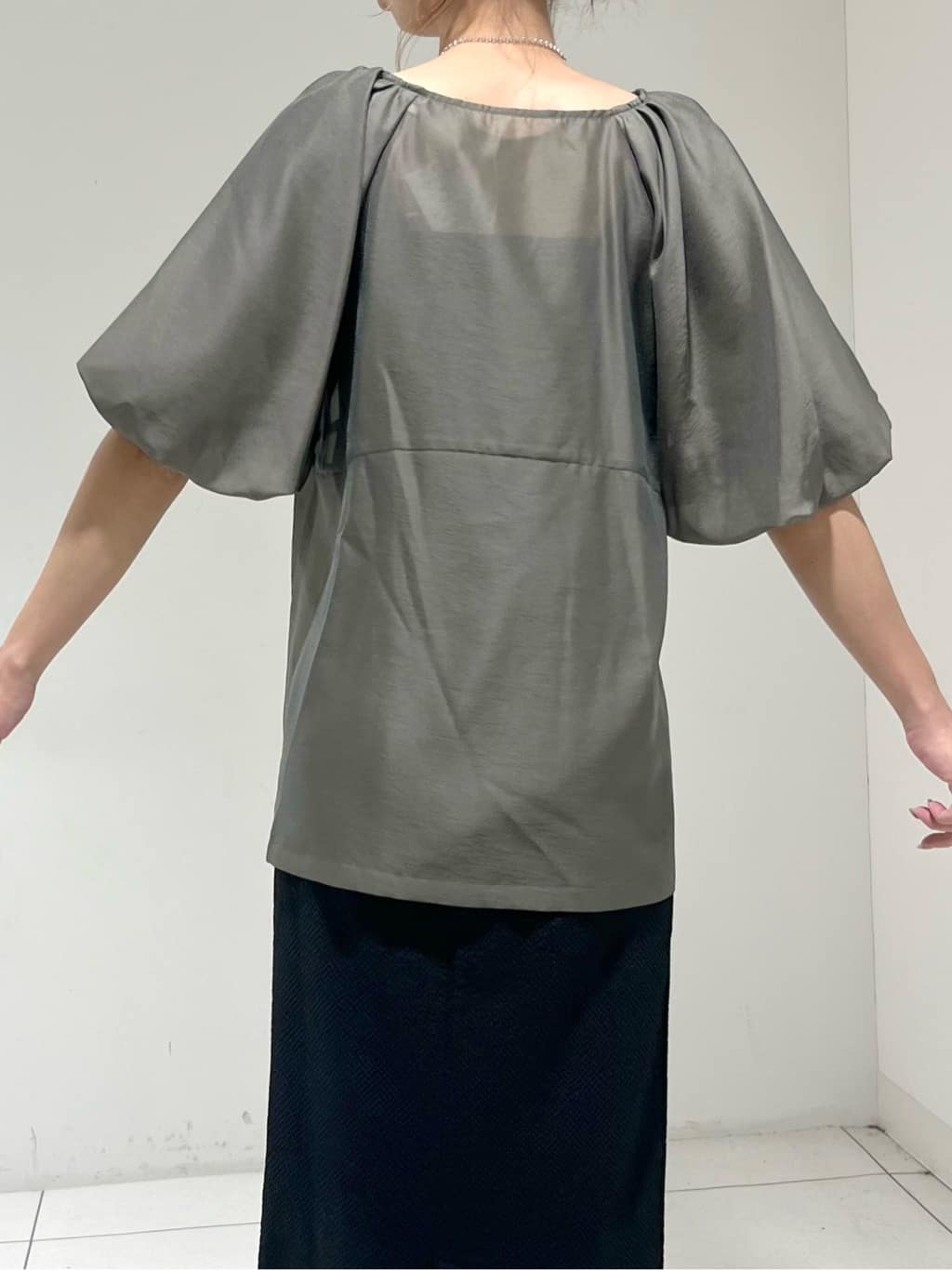 shioriさんの「INDIVI｜ボリュームスリーブブラウス」を使ったコーディネート