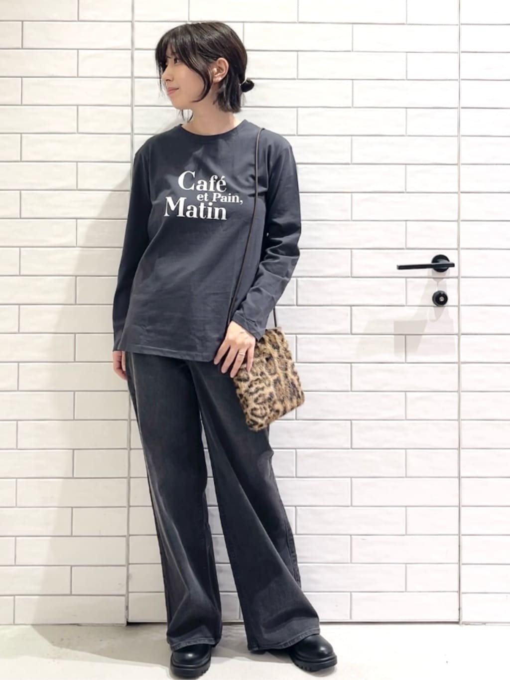 しおりさんの「OPAQUE.CLIP｜ロングロゴTシャツ【洗濯機OK】」を使ったコーディネート