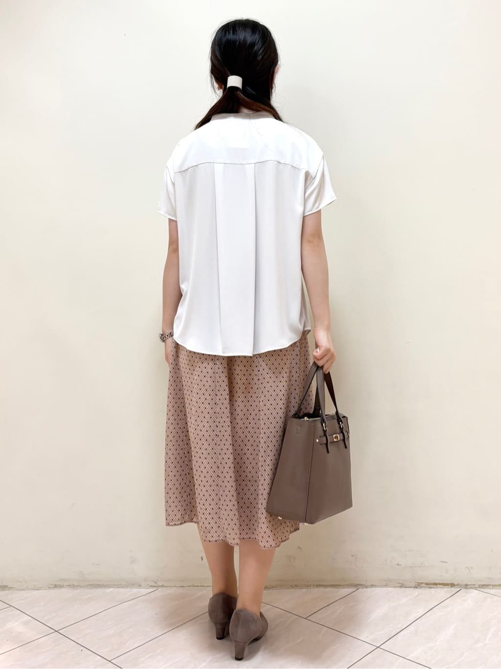 mikiさんの「Reflect｜【インナーに◎／すっきり見え！長め丈】タックデティールブラウス」を使ったコーディネート
