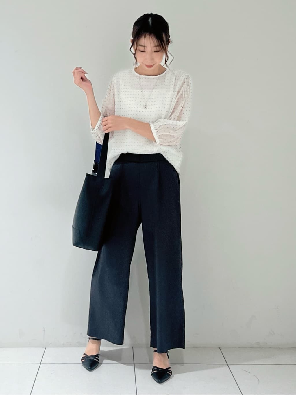 shioriさんの「INDIVI｜フロッキードットブラウス」を使ったコーディネート