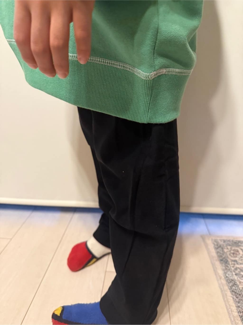 chさんの「THE SHOP TK｜【110-160】カラーロック裏毛プルオーバー」を使ったコーディネート