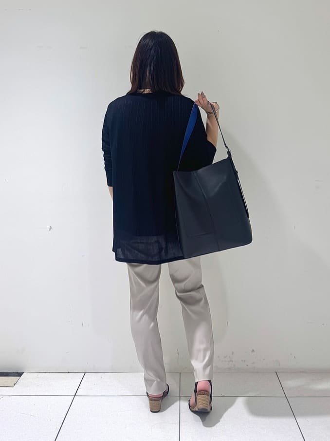 そんさんの「INDIVI｜【洗える／通勤】無地＆マルチストライプ柄Vネックブラウス」を使ったコーディネート