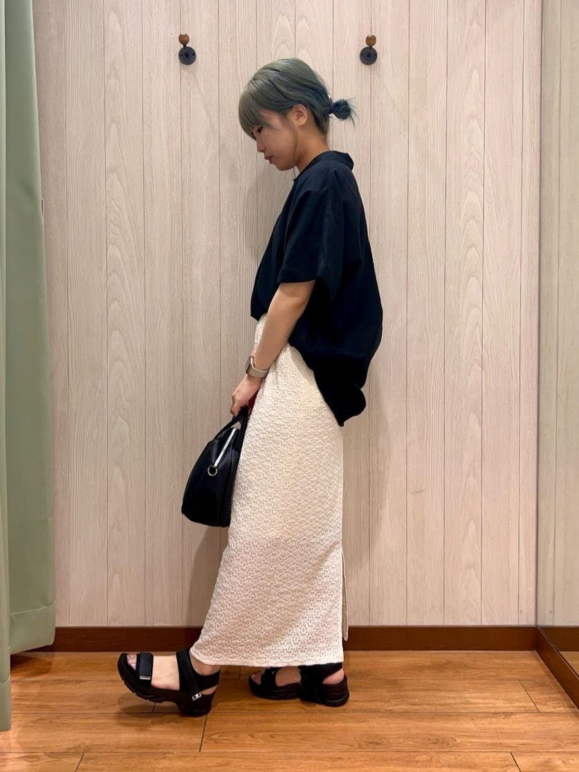 すずさんの「SHOO･LA･RUE｜【S-LL/UV/接触冷感/抗菌防臭】体型を自然にカバー フレンチリネンブレンド襟付ドルマンシャツ」を使ったコーディネート