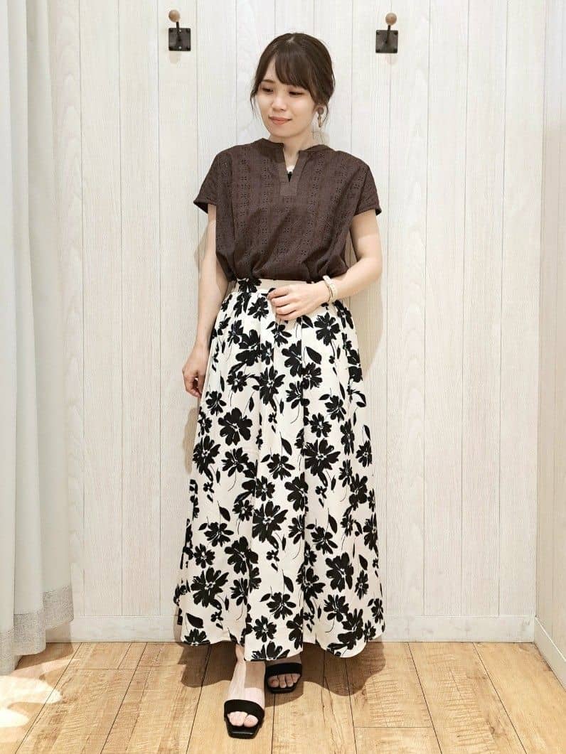 SAKIさんの「SHOO･LA･RUE｜【高レビュー/着丈選べる】華やかさをプラスする アソートロングスカート」を使ったコーディネート