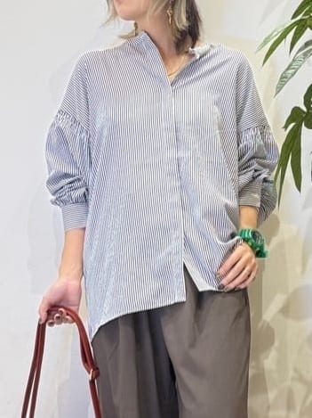 misakiさんの「SHOO･LA･RUE｜【洗濯後しわになりにくい/吸水速乾/UVカット】着こなしで雰囲気いろいろ　お袖シャーリングシャツ」を使ったコーディネート