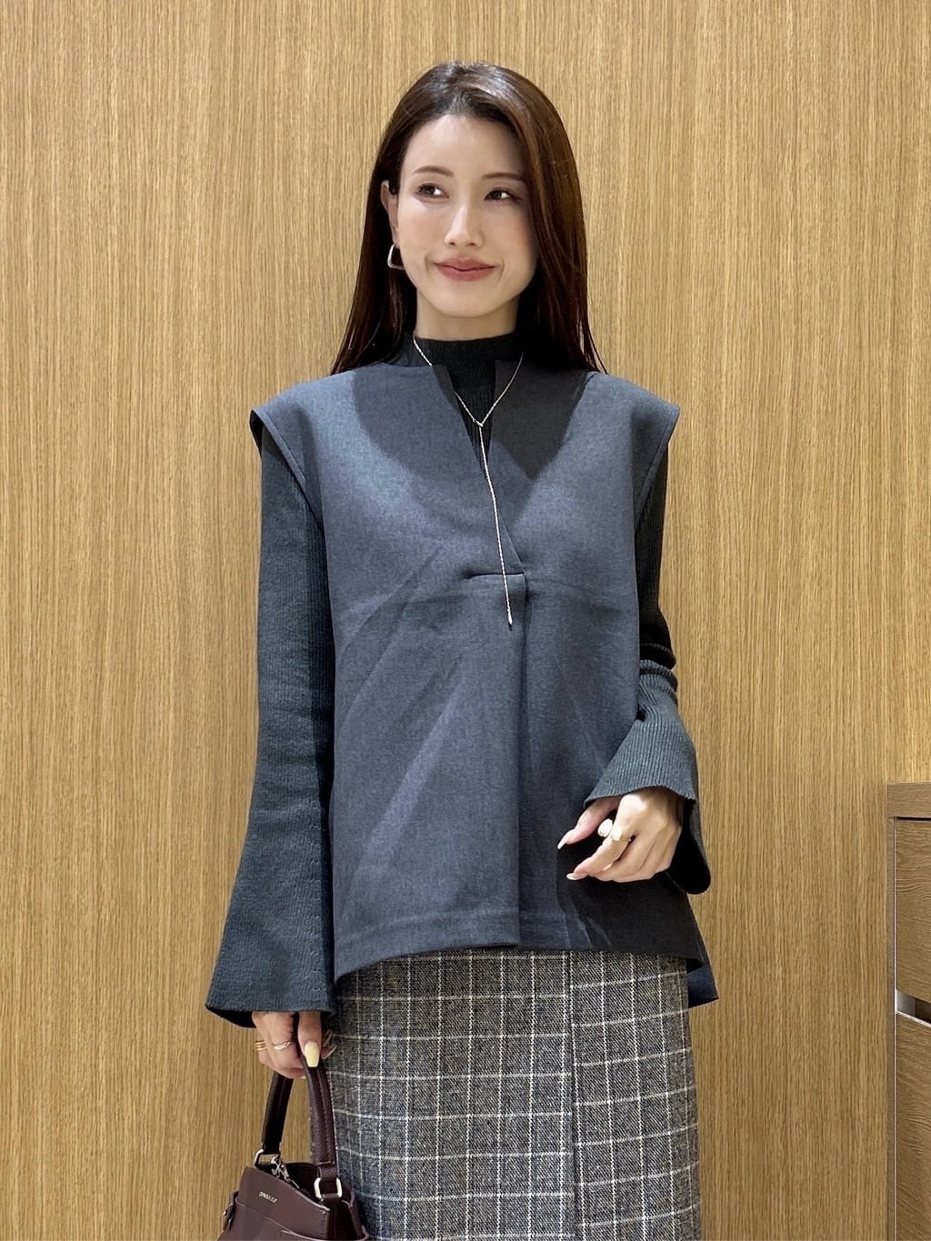 maiさんの「OPAQUE.CLIP｜チェックツイード ラップ風ナロースカート【洗濯機OK】」を使ったコーディネート
