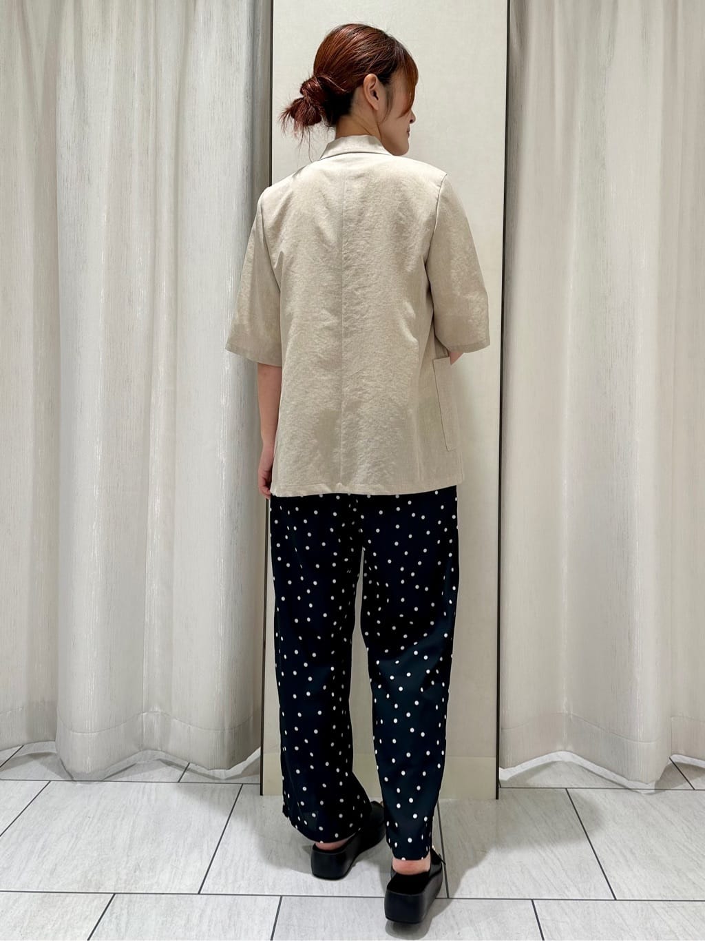 komiさんの「UNTITLED｜【コットン100/ゆったり/ショート丈/洗える】ベロアロゴTシャツ」を使ったコーディネート