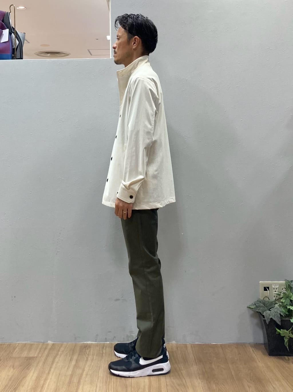 シュンさんの「TAKEO KIKUCHI｜【3D ナイロン ストレッチ】スタンドカラー シャツブルゾン」を使ったコーディネート