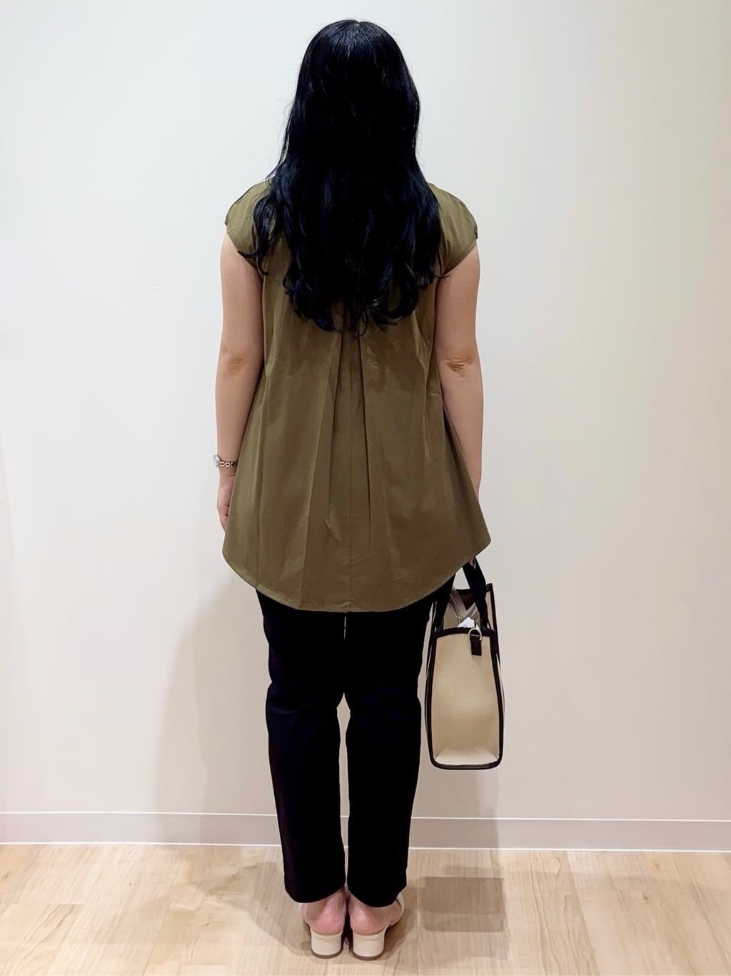 minamiさんの「grove｜【冷感】サマーハイパーストレッチテーパードパンツ」を使ったコーディネート