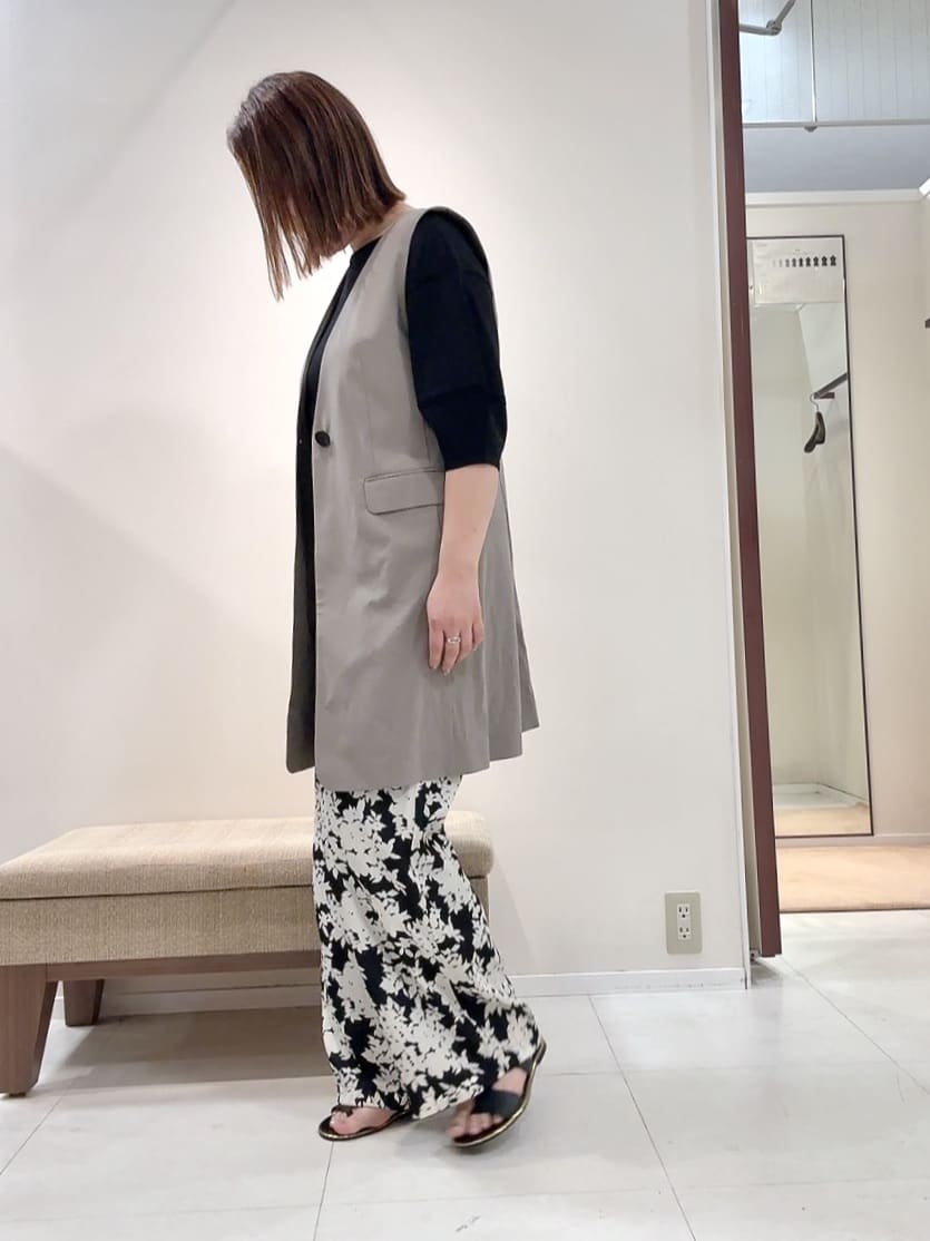 YUIさんの「UNTITLED｜【ウエストゴム/ワイド/柄】モノトーンフラワーパンツ」を使ったコーディネート
