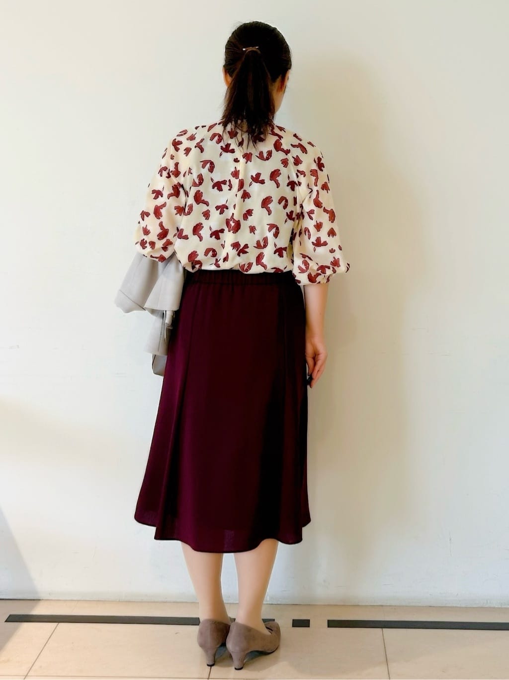 ひーさんの「Reflect｜【ジャケットのインナーにおすすめ◎】花柄タックデザインブブラウス」を使ったコーディネート