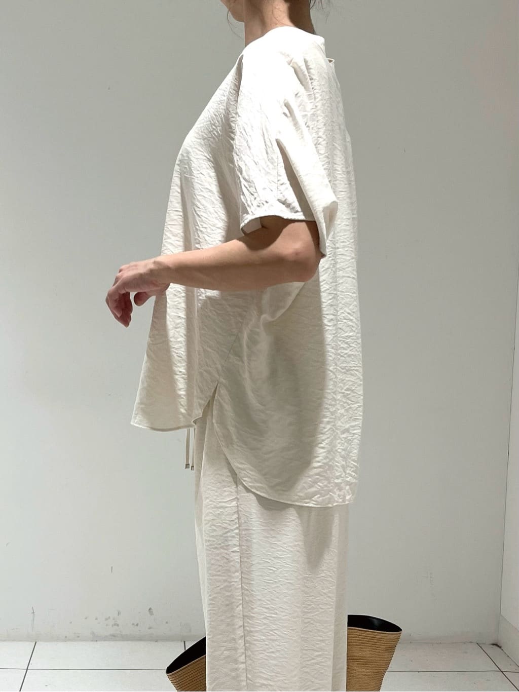 shioriさんの「INDIVI｜【洗える／UVケア／SETUP可能】ドロストワイドパンツ」を使ったコーディネート