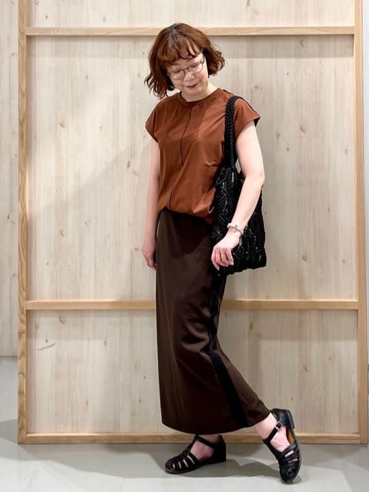 nakoさんの「THE SHOP TK｜合皮パイピングフレンチTシャツ【洗える】」を使ったコーディネート