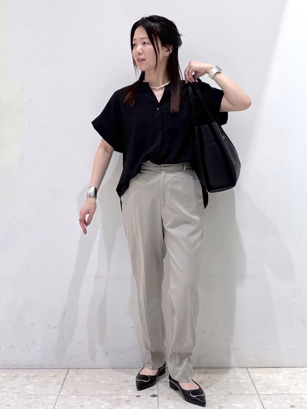 mameさんの「OPAQUE.CLIP｜《7色展開／SS-LLサイズ》ストレッチスキッパーブラウス／セットアップ対応【洗濯機洗い可／防シワ】」を使ったコーディネート