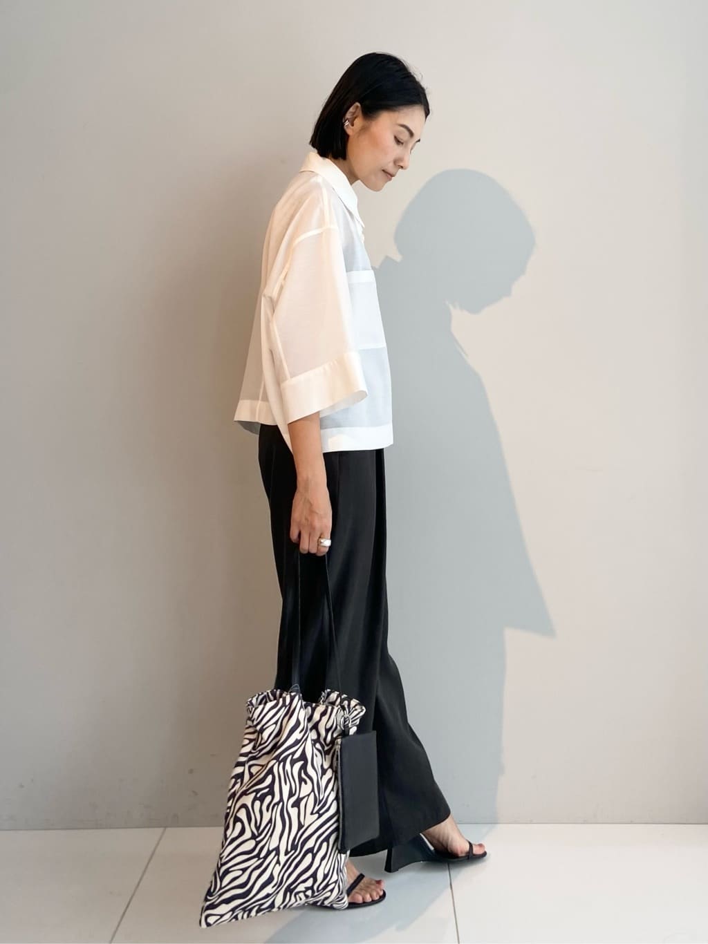 AYAさんの「UNTITLED｜【前開き/洗える】ショート丈シアーシャツ」を使ったコーディネート