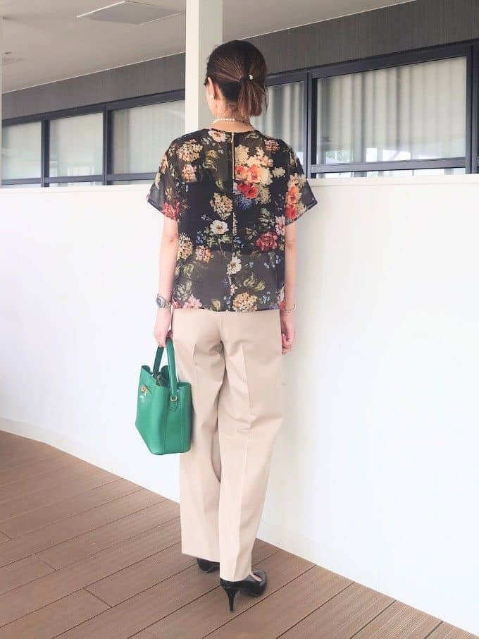MUTSUKOさんの「UNTITLED｜【セットアップ可/花柄エレガント】アンティークフラワー柄ブラウス」を使ったコーディネート